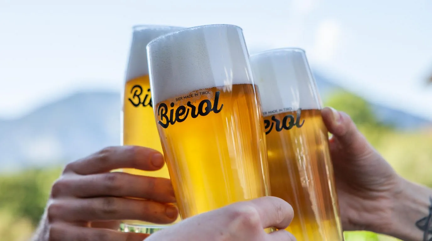 Bierol_Glaser_anstossen_1